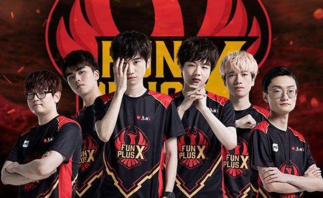 她将目光投 她将目光投